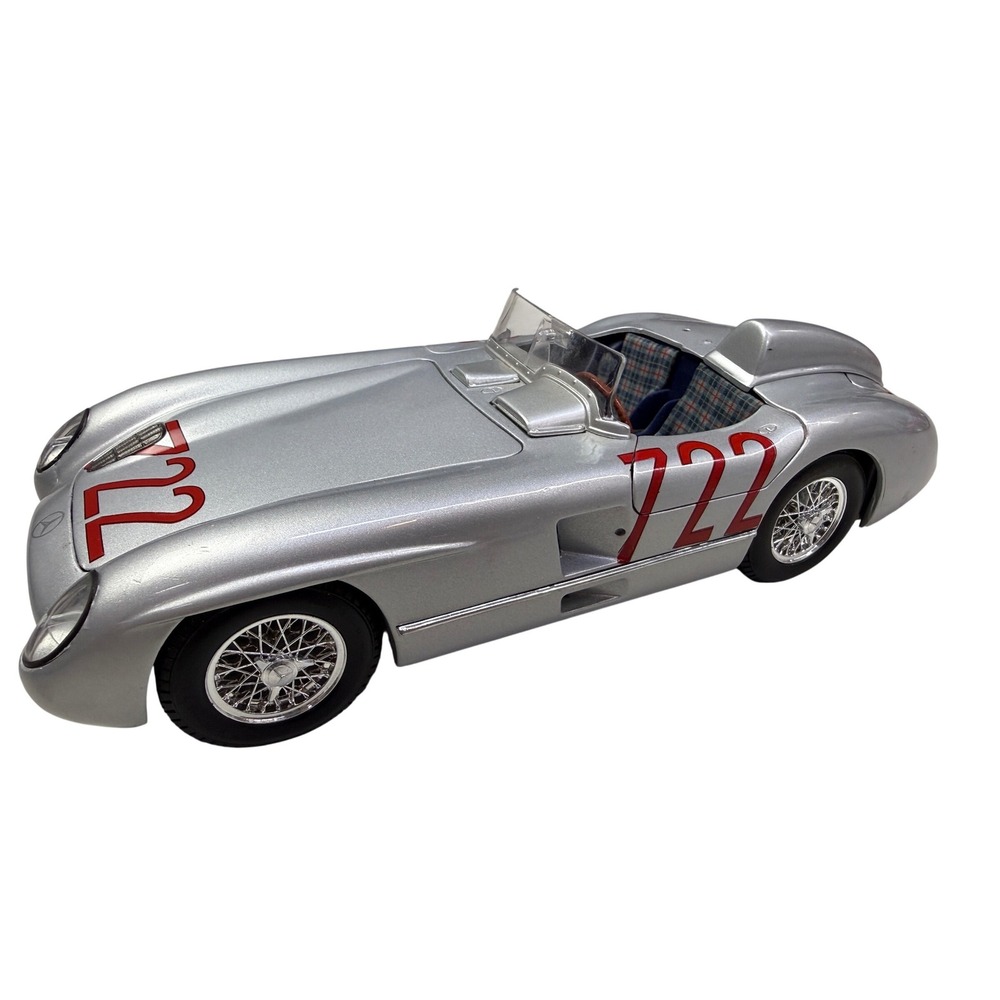 Maisto Mercedes-Benz 300 SLR #722 Stirling Moss 1:18 Diecast Model Silver Car - Picture 2 of 11